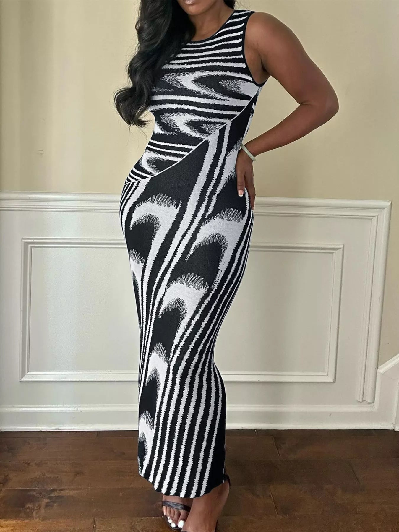 Plus Size Sleeveless Bodycon Maxi Dress with Abstract